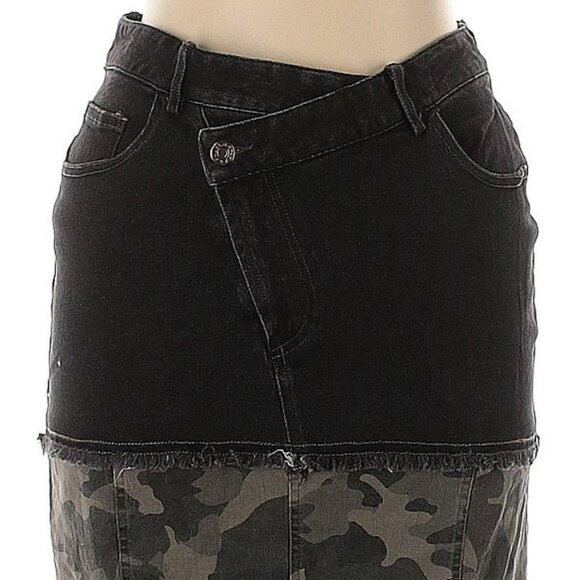 💥EDGY CHIC💥Two-Tone Bodycon Mermaid Maxi Skirt in Black & Camo - Picture 10 of 14